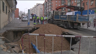 Los vecinos de Villaverde recuperan la normalidad tras el gran socavón