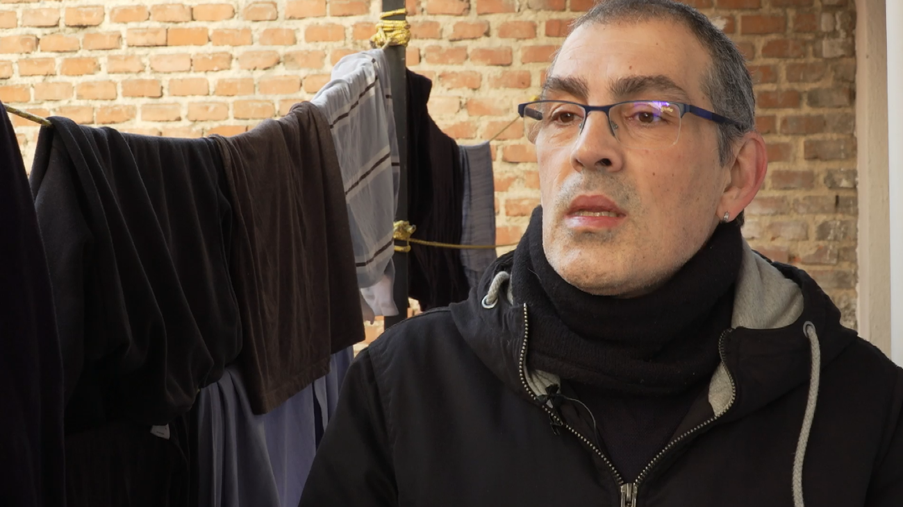 Okuparon su vivienda y "se fueron pasando la llave de mano en mano"