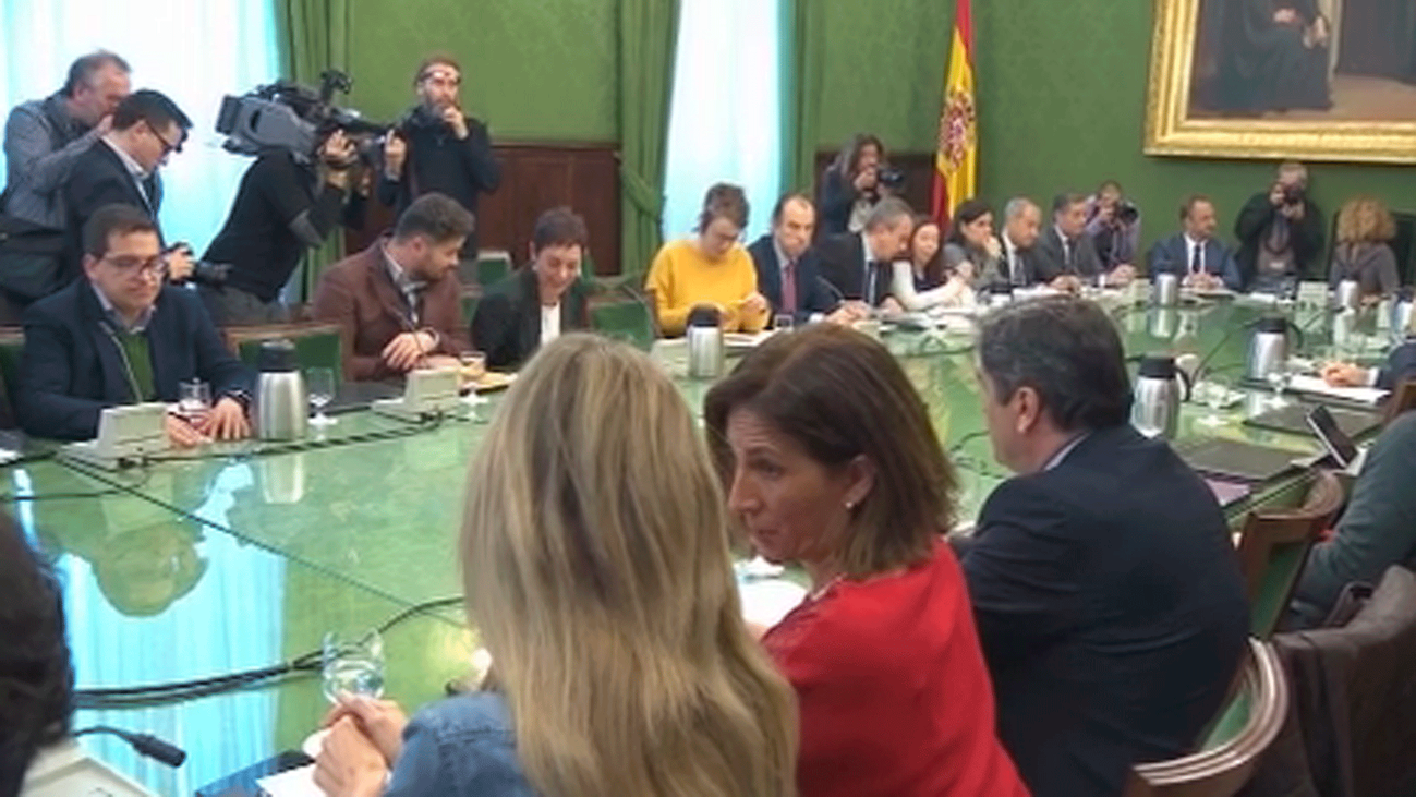 Iglesias respalda a Delgado como fiscal general y Casado pone en duda su 'curriculum impecable'