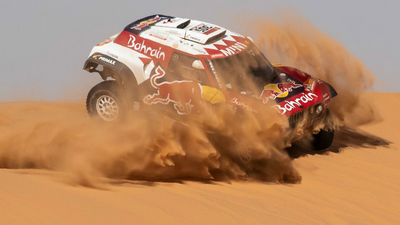 Sainz resiste a Peterhansel y está a un paso de ganar el Dakar