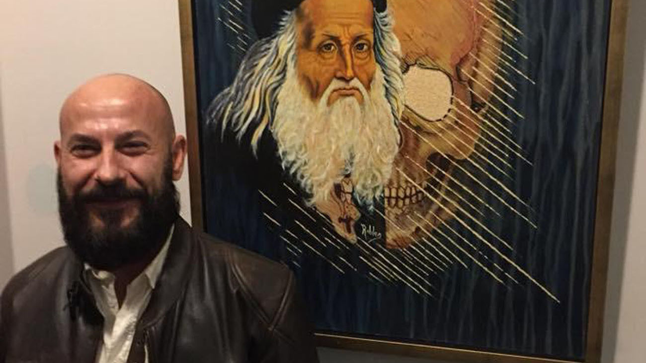 El artista, José Robles, en la Galería Pascual de Cabo, donde hizo un homenaje a Leonardo da Vinci