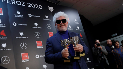 Gloria para Pedro Almodóvar en los Feroz antes de los Goya y de los Oscar