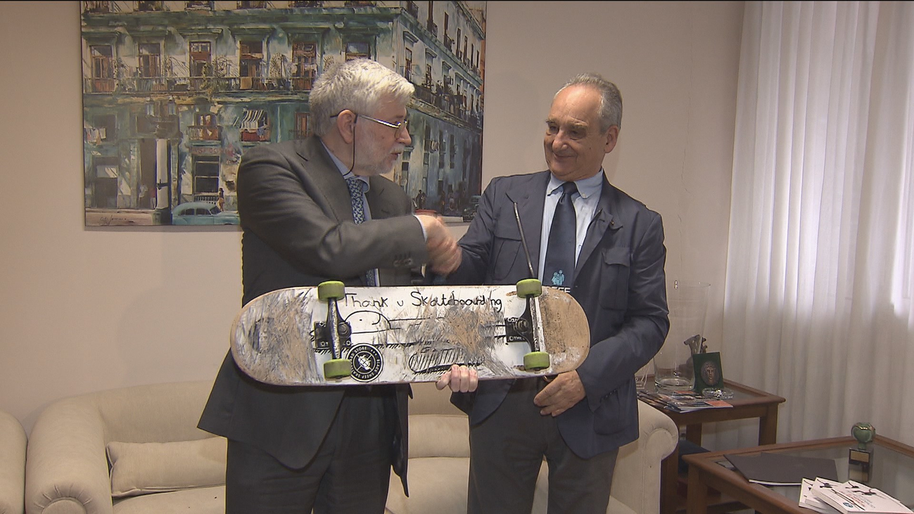 El padre del "héroe" Ignacio Echeverría dona su monopatín a la Fundación de Víctimas del Terrorismo
