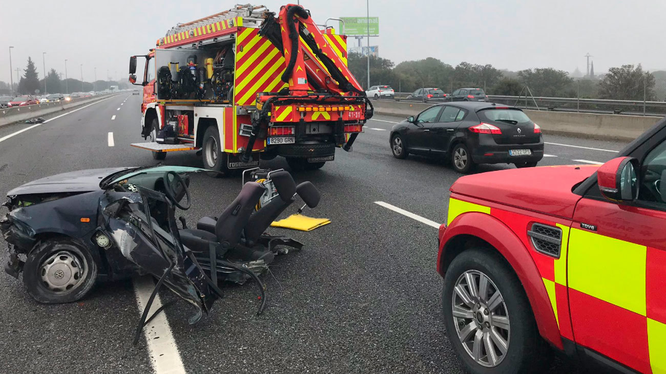 Dos heridos, uno muy grave, al chocar contra pilar y partir el coche en dos en Las Rozas