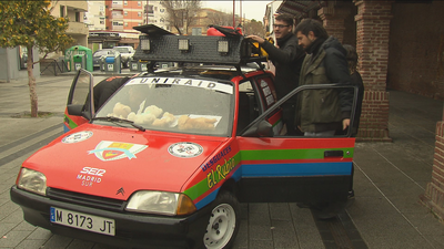 Cuatro estudiantes de Parla ultiman su coche para el rally solidario por Marruecos