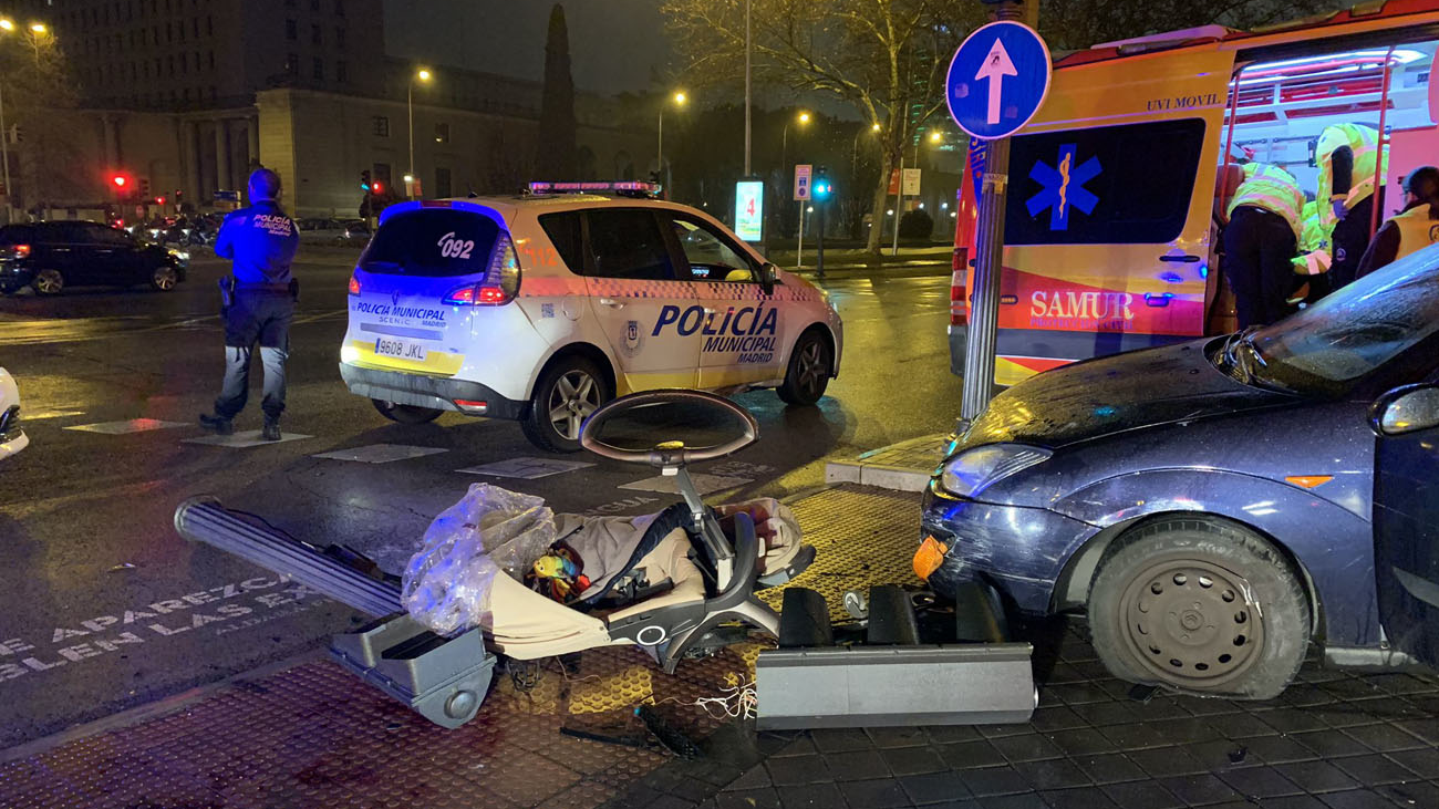 Dos heridos al atropellar un coche a una familia en una isleta de Castellana