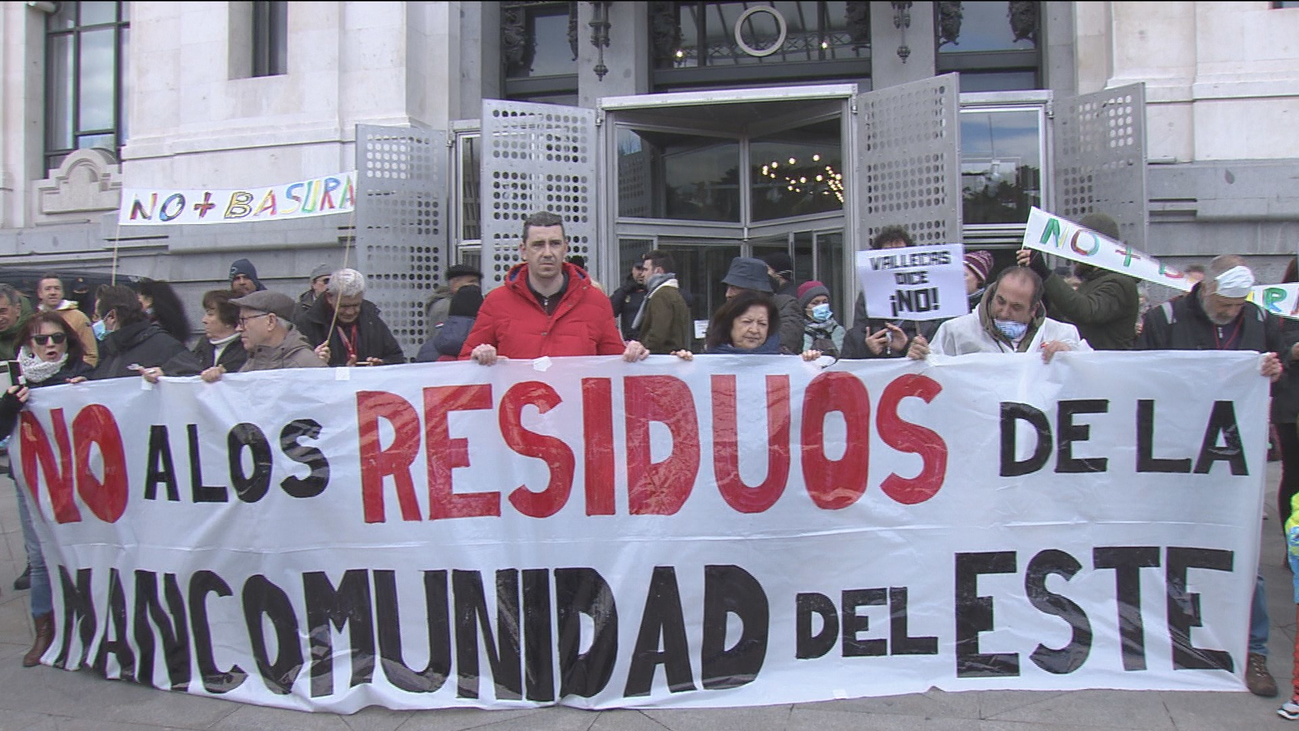 Cientos de personas se manifiestan contra los residuos de Vallecas