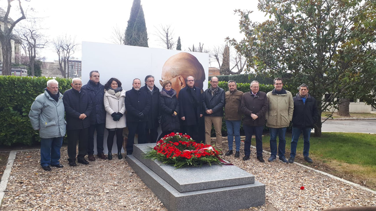 El PSOE invoca a Tierno Galván para criticar la simpleza de los extremismos