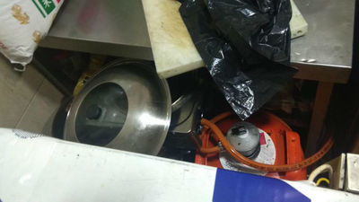 Descubren en Usera una cocina ilegal, con comida en mal estado, en un salón de billar