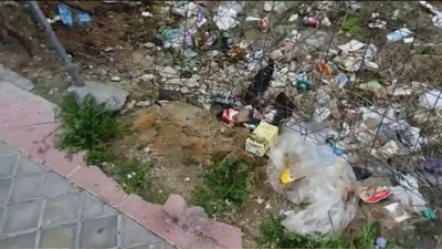 Nuevas quejas vecinales en Carabanchel y Vallecas por olor a orina y excrementos de perros