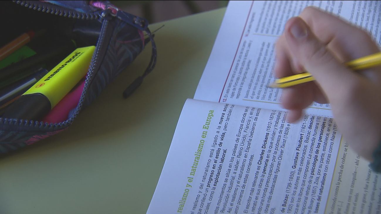 La Consejería de Educación niega que haya quejas y adoctrinamiento en las aulas madrileñas