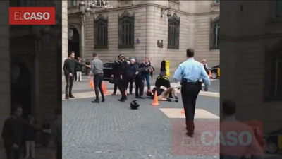 Un funcionario en estado crítico tras ser apuñalado en la plaza de Sant Jaume (Barcelona)