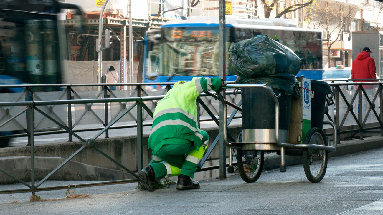 Un trabajador de limpieza urbana de Madrid
