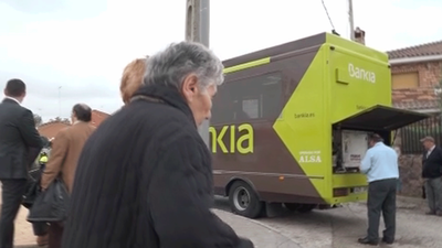 Cómo vivir sin cajero bancario en Corpa, ejemplo de la Madrid vaciada