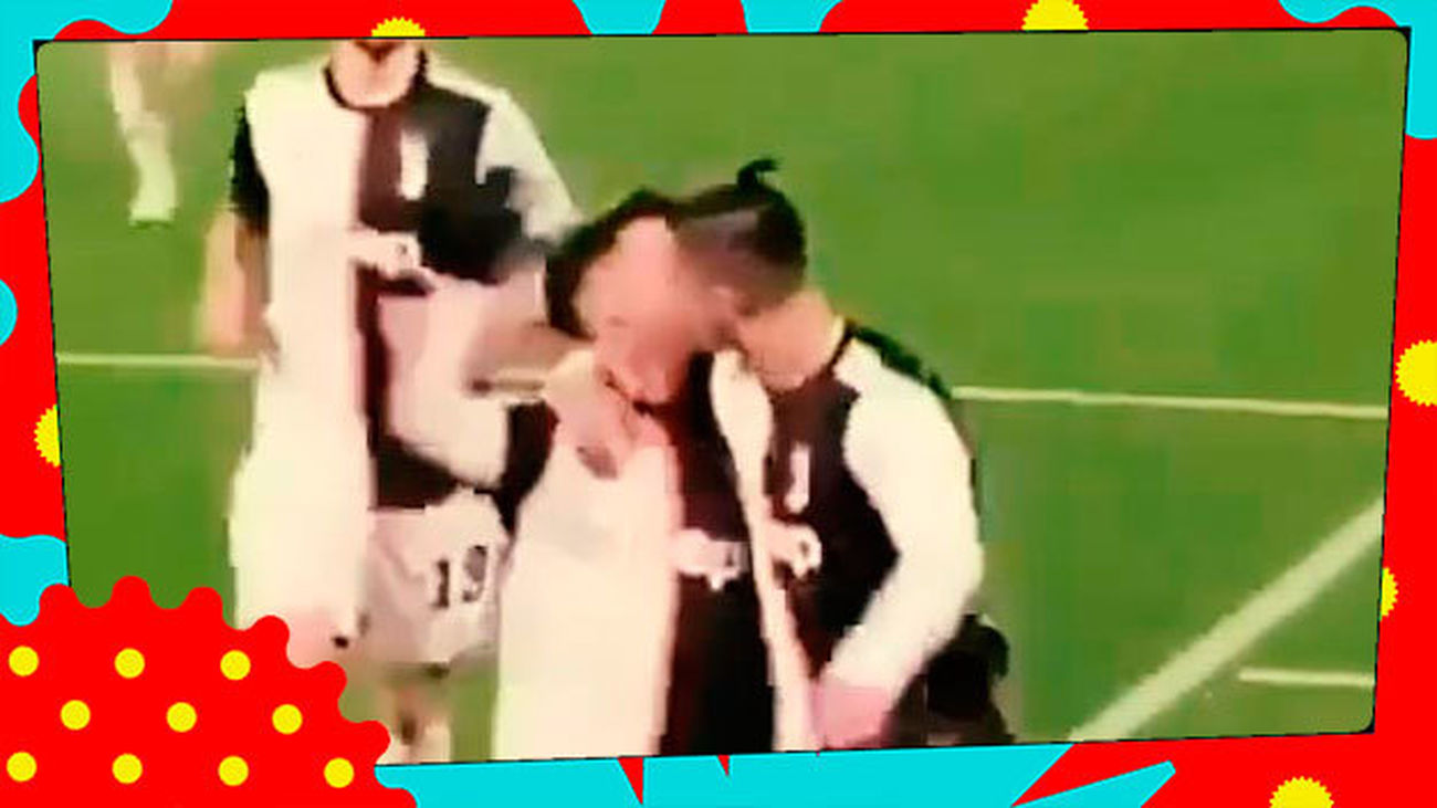 Cristiano Ronaldo celebra su último gol... ¡Besando a un hombre!