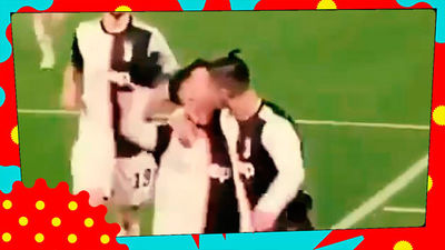 Cristiano Ronaldo celebra su último gol... ¡Besando a un hombre!