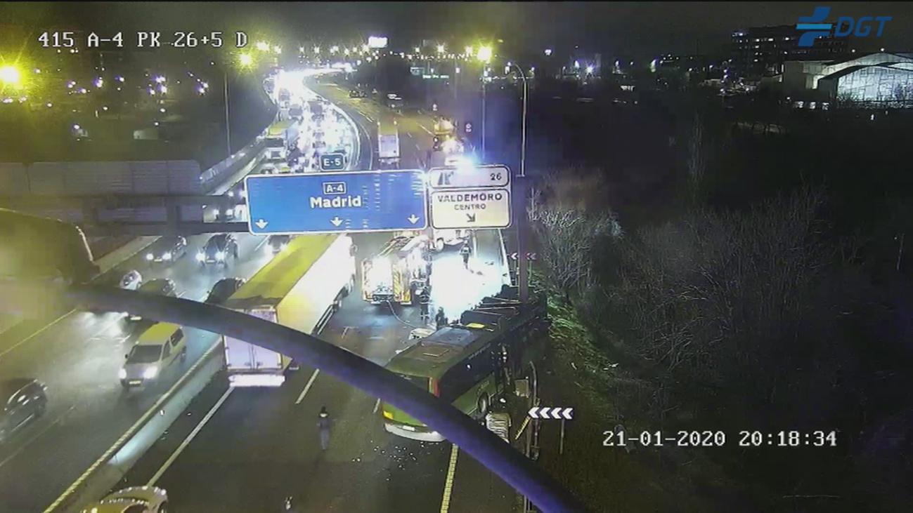 Aparatosa colisión entre un autobús y varios turismos en la A-4