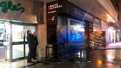 Desalojan una planta de El Corte Inglés de Callao tras un incendio en la calle