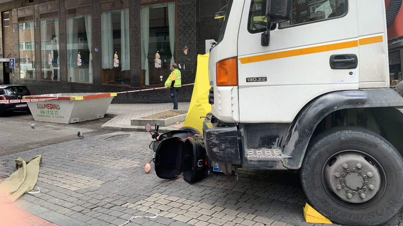 Un motorista de 22 años muere tras impactar con un camión en la calle Bravo Murillo