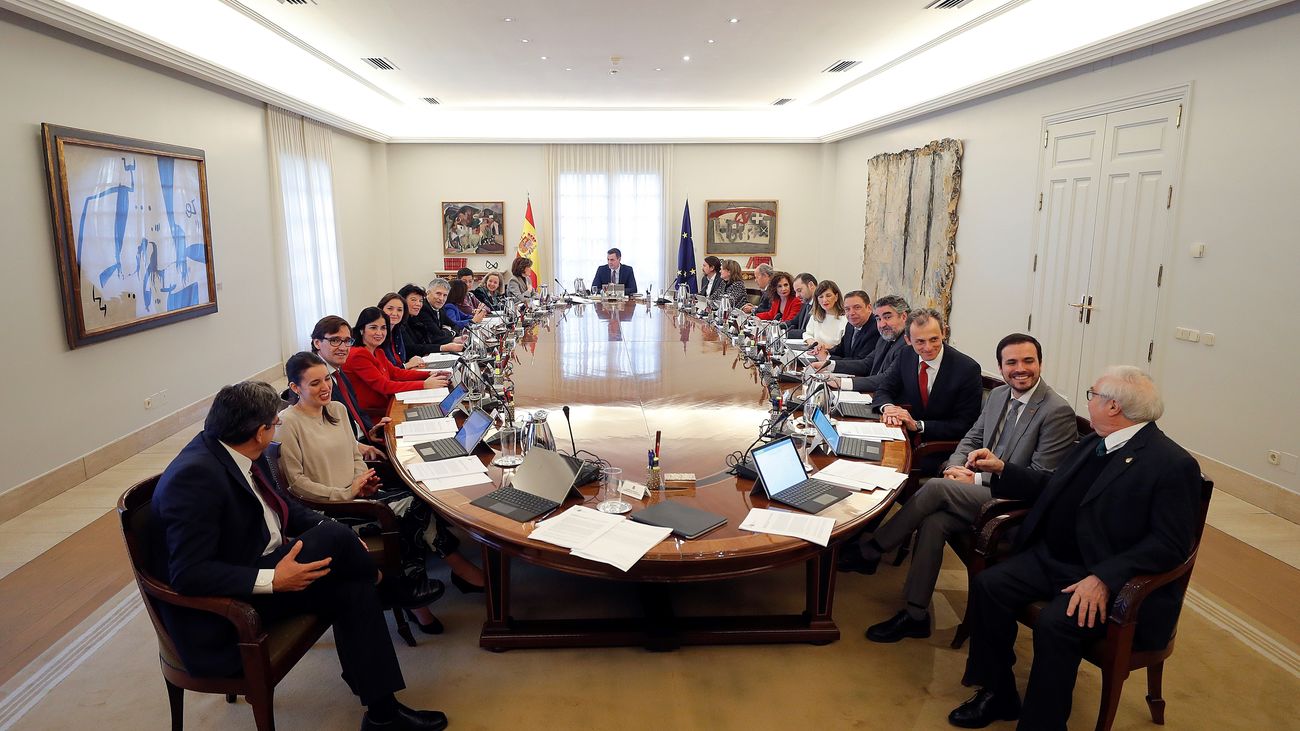 Imagen del primer Consejo de Ministros del nuevo gobierno de coalición