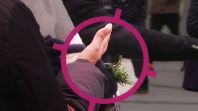 El negocio de las mujeres que reparten romero en la Puerta del Sol