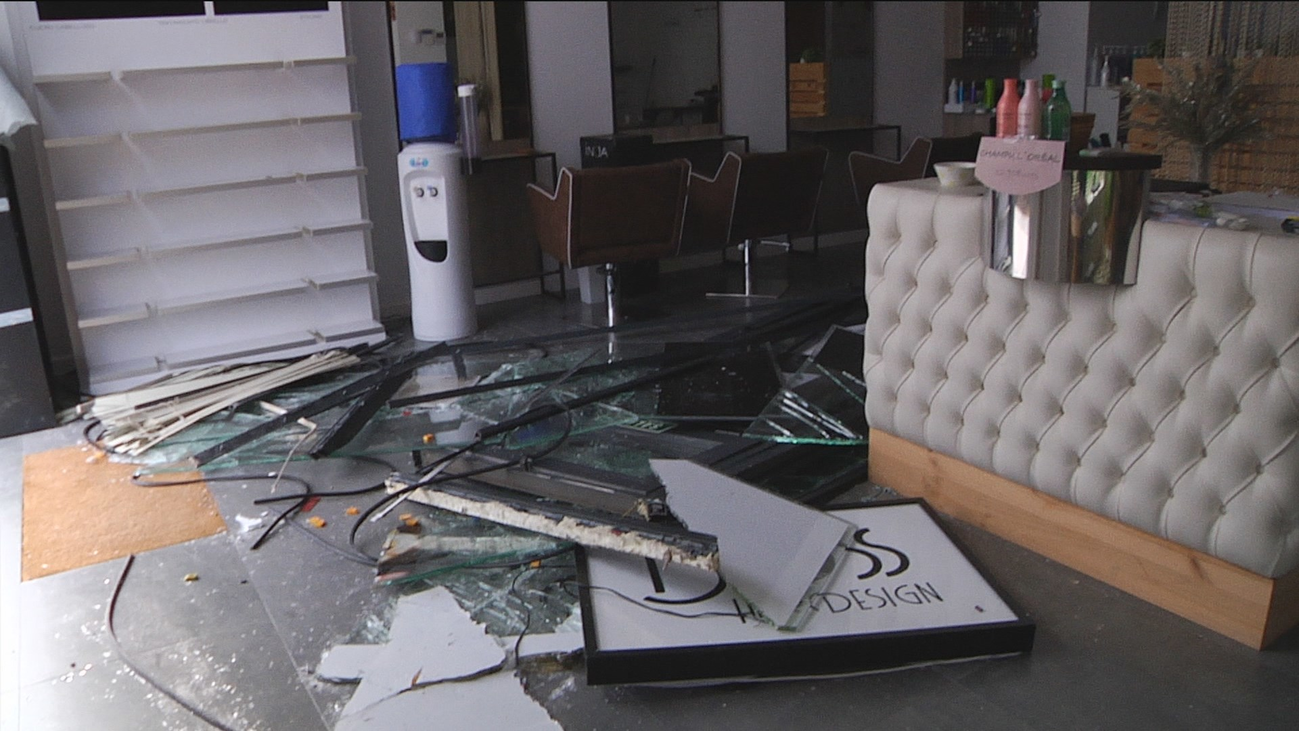 Roban en una peluquería de Arroyomolinos y la dejan sin fachada