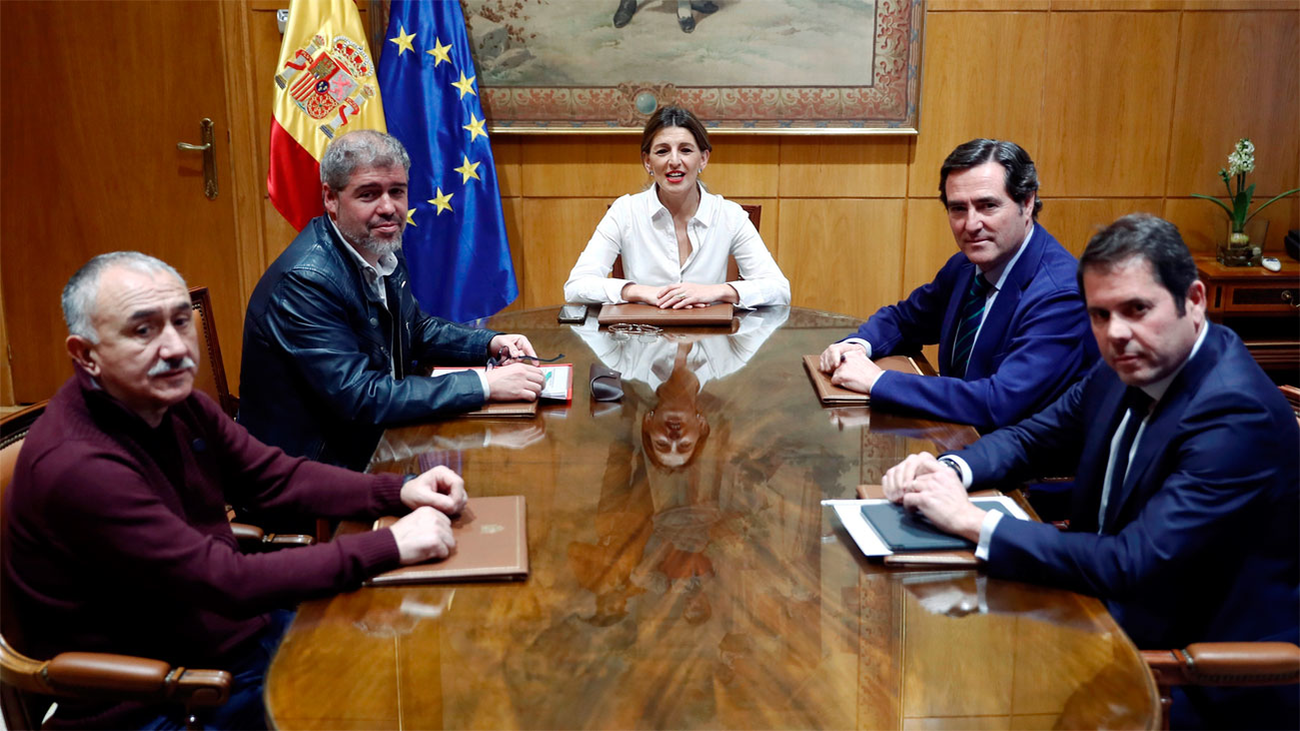 Sube el salario mínimo en España y el Gobierno confirma que derogará la reforma laboral