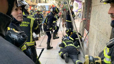 Rescatan a un trabajador tras el derrumbe en una galería subterránea de Malasaña