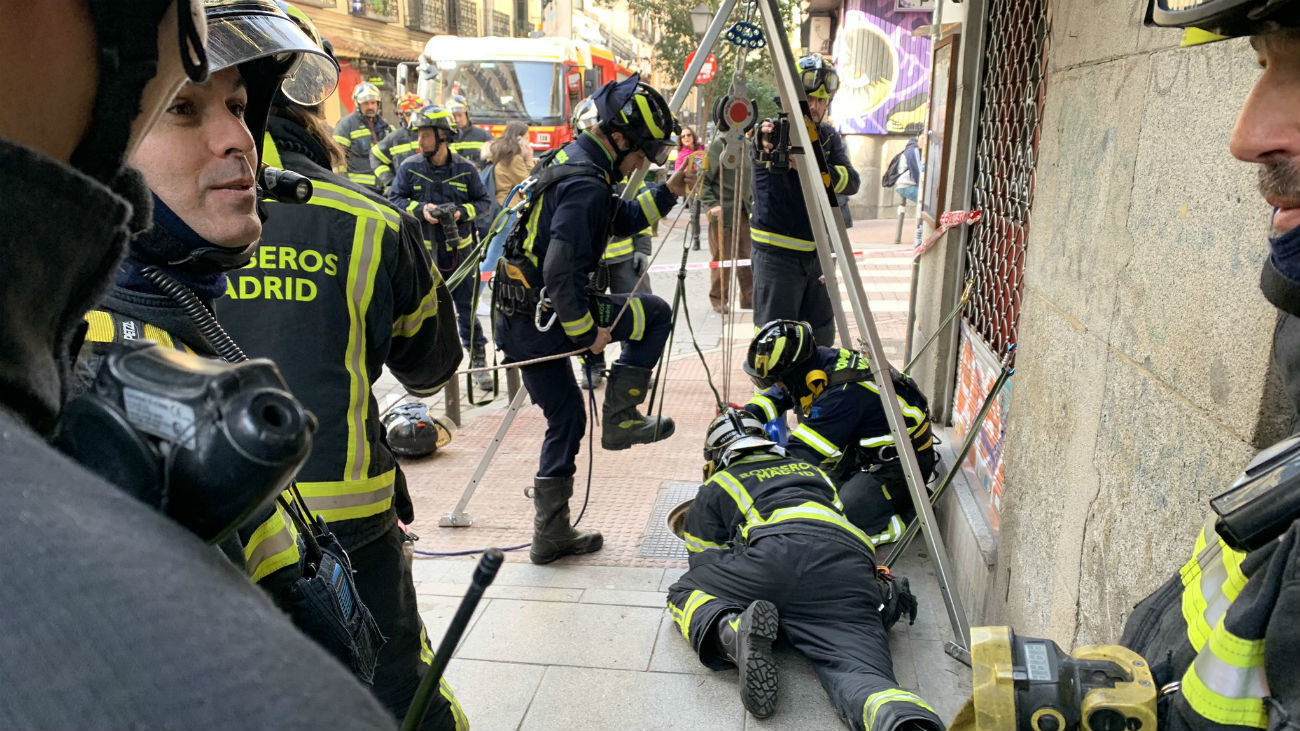 Rescatan a un trabajador tras el derrumbe en una galería subterránea de Malasaña