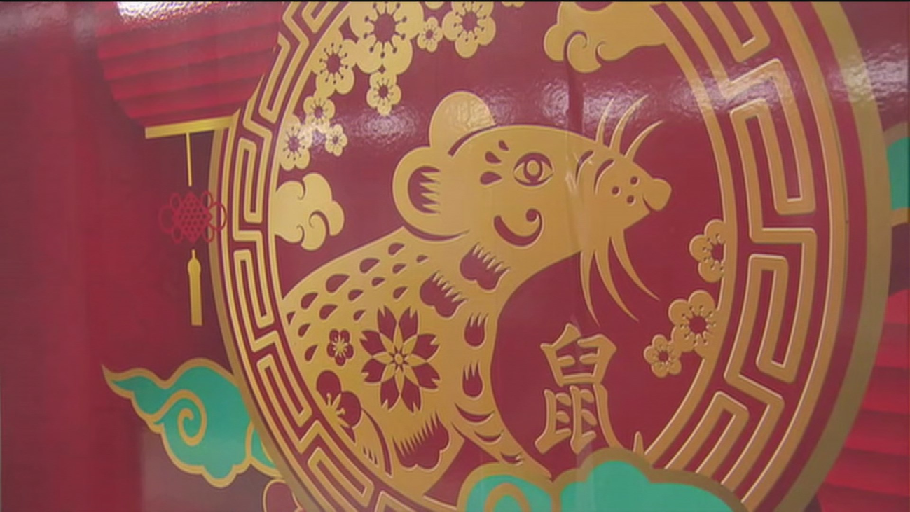 Decoración de gala en el metro de Usera para recibir el Año Nuevo Chino