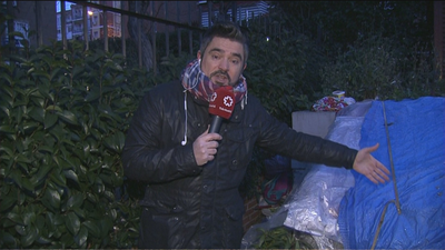 Montan un campamento en un parque de Ascao y defecan en los columpios