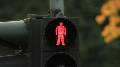 Cruzar en rojo tiene una multa de 200 euros