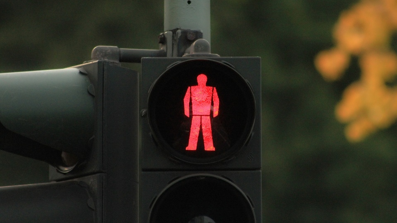 Cruzar en rojo tiene una multa de 200 euros