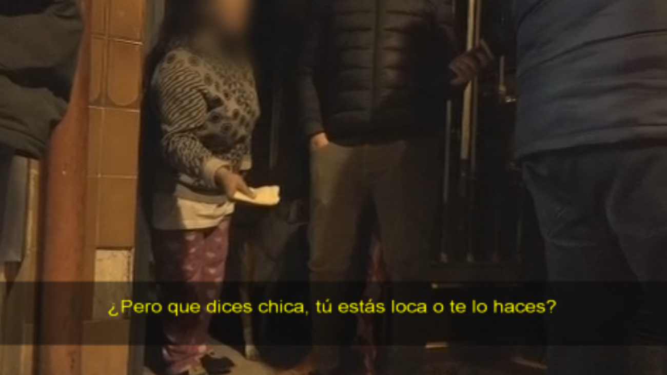 El cara a cara entre una presunta pirómana y sus vecinos en San Blas
