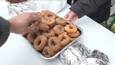 Nos colamos en la subasta de rosquillas de Villaviciosa de Odón