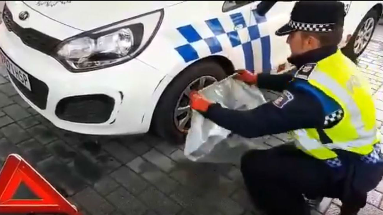 La Policía de Fuenlabrada enseña en un vídeo a poner cadenas textiles al coche