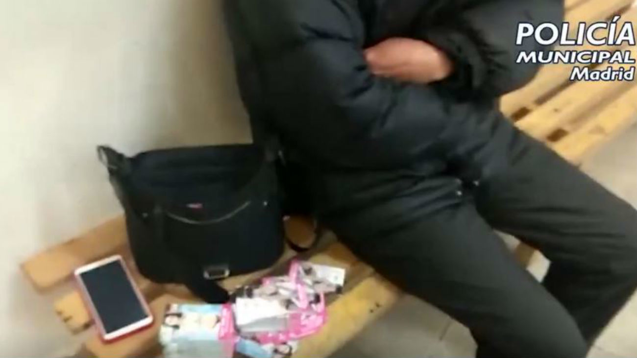 La Policía Municipal requisa anuncios de prostitución