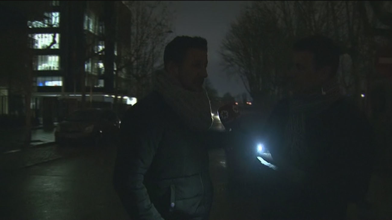 A oscuras y con linternas para ir al trabajo en estas empresas de Madrid