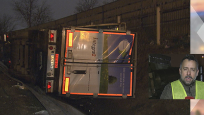 Un camión vuelca en la curva de acceso a Mercamadrid