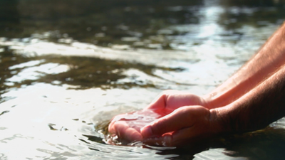 La estafa del agua alcalina, el agua que “cura” enfermedades