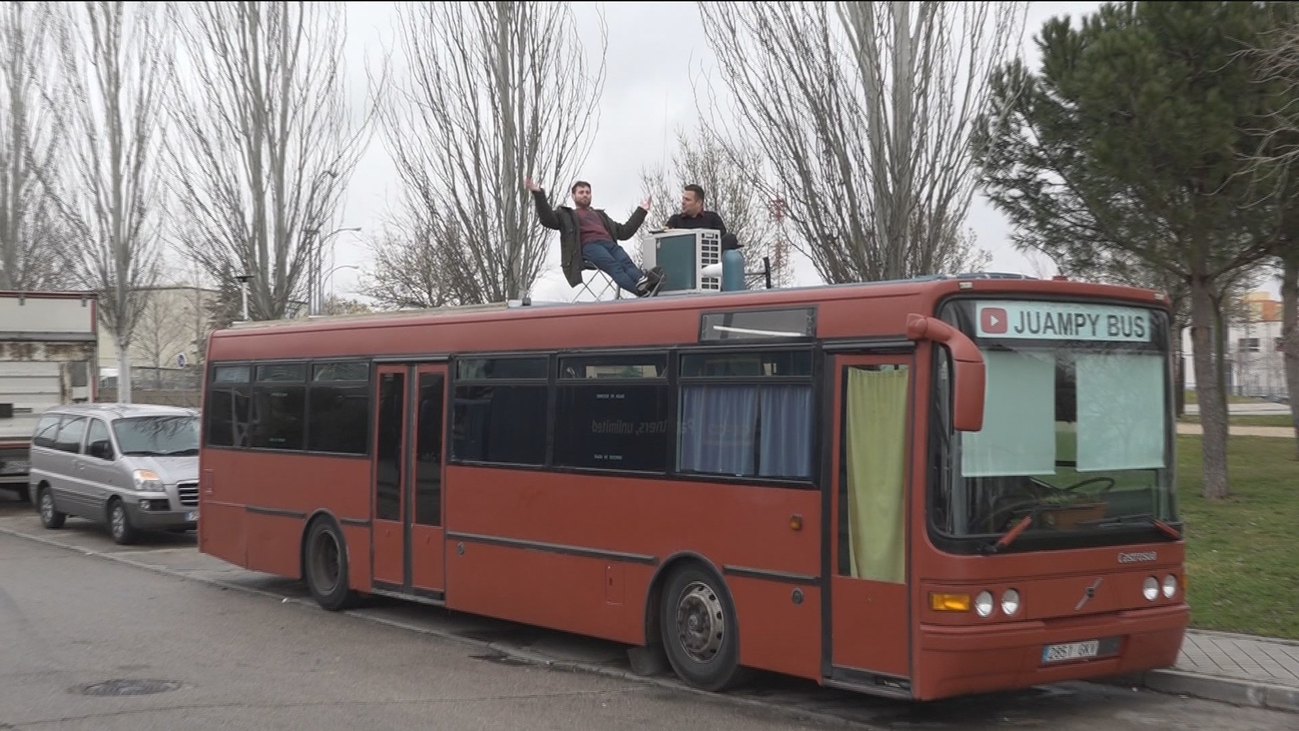 Un vecino de Fuenlabrada vive, literalmente, en un autobús