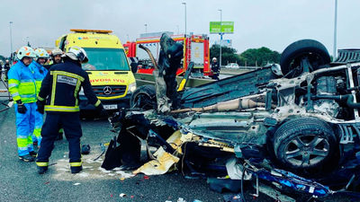Dos heridos tras chocar contra la mediana y partirse el coche en dos en la A-6