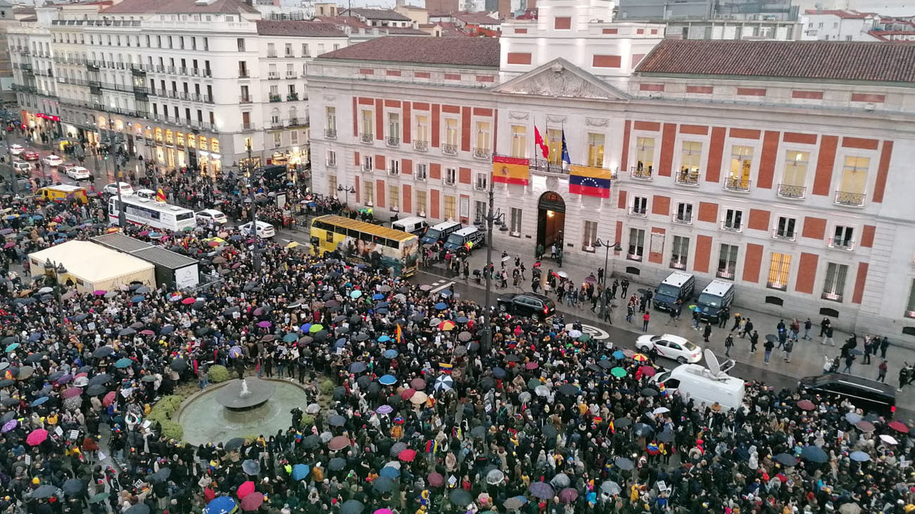Miles de venezolanos reciben a Juan Guaidó en Sol al grito de "libertad"