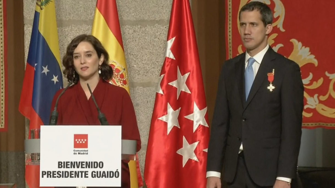 Ayuso reconoce a Guaidó como presidente legítimo con la Medalla Internacional