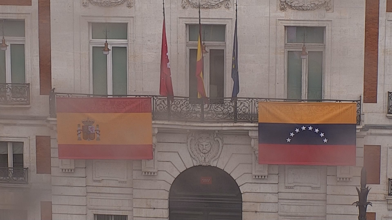 Madrid respalda a Guaidó colocando la bandera de Venezuela en Sol
