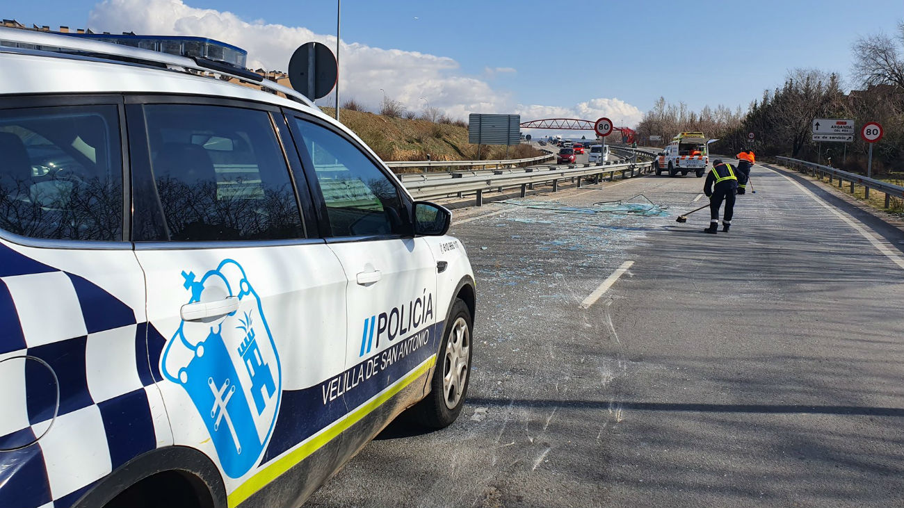 Operarios limpian la carretera