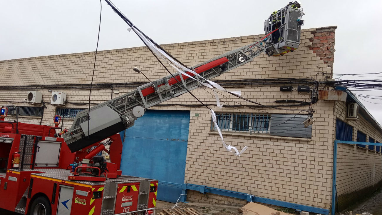Los bomberos de Fuenlabrada evitan el derrumbe del peto de una nave