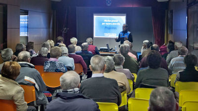 La Policía de Leganés enseña a los mayores cómo prevenir robos y hurtos