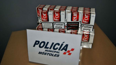 La Policía de Móstoles impide la venta de tabaco a menores junto un colegio
