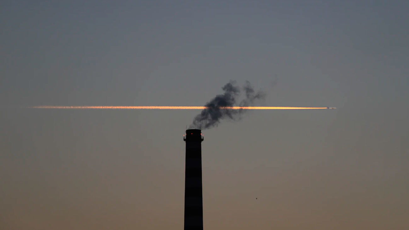 ¿Crees que quienes viajan en avión deber pagar un impuesto verde?